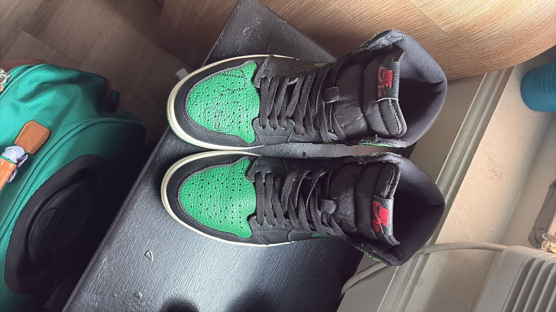 Pine green jordan 1 (signed by kevin Garnett) Size 10