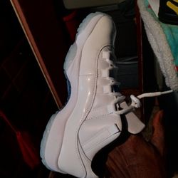 Jordans Retro 11 Lowtop White With Blue Sole 