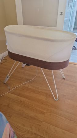 SNOO bassinet  with risers