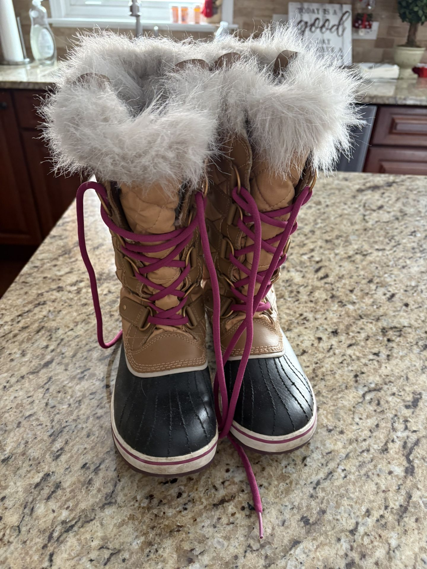 Sorel Size 8 Almost New