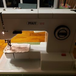 Pfaff 1212 Sewing Machine 