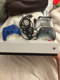 Xbox One Console Bundle with 3 Wireless Controllers - Tested & Works white controller missing back.