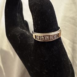 14k gold 5 Diamonds band