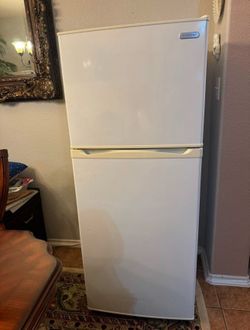 10.1 cu. ft. Top Freezer Refrigerator in White by “Vissani”
