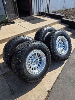 17" KMC w/ 33" BfGoodrich KO2 tires