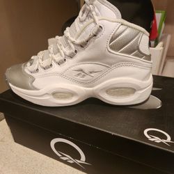 Reebok 
"Iverson"
Size 6 (Juniors)
