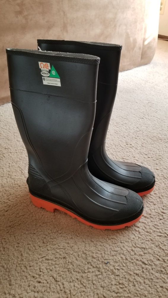 Rubber steel toe boots