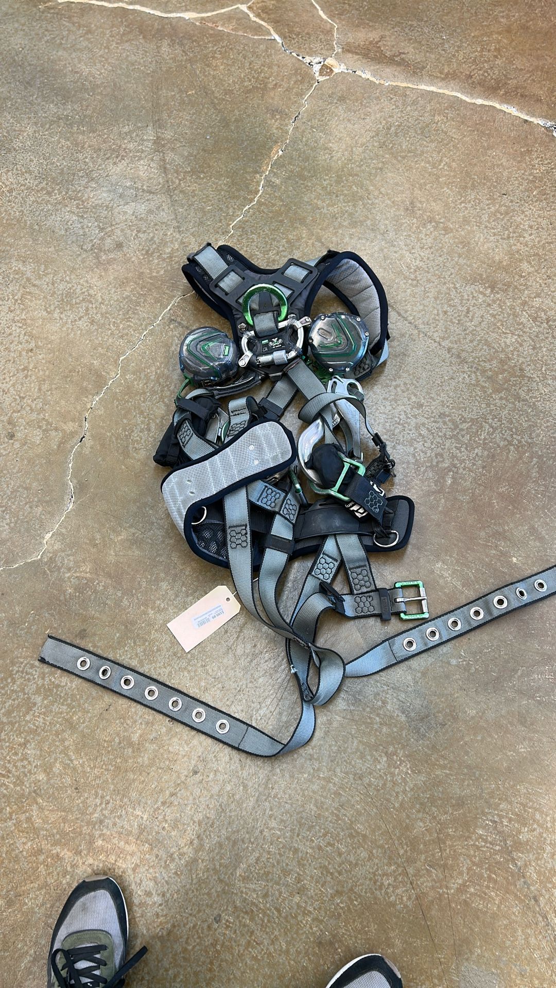 V flex safety harness, quick connect leg straps back chest and hip Deering shoulder and leg padding retail 589