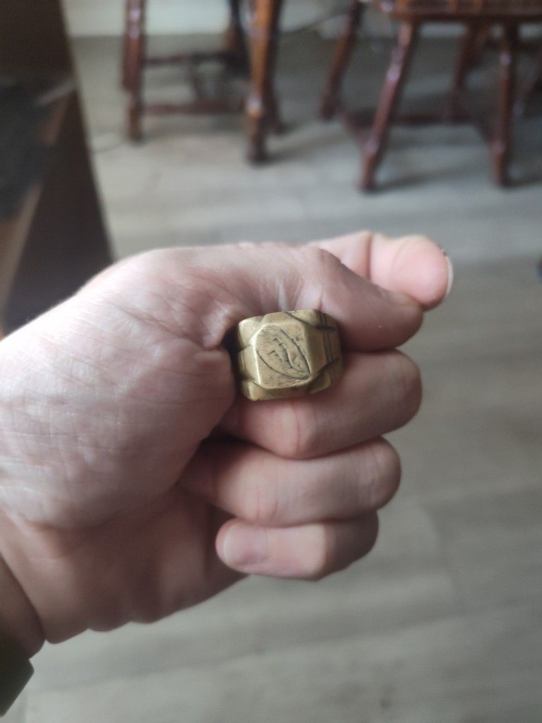 18 Kt Gold Ring Weird Insignia