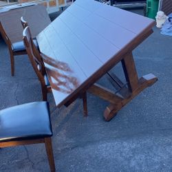 Beautifull Wood Table W/Chairs