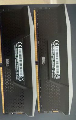 RAM: 32GB Corsair DDR5 6000MHz CL36