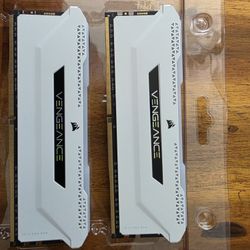 Corsair VENGEANCE RGB DDR4 RAM 32 GB 2X16