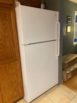 Maytag Refrigerator – Top Freezer – 33” Wide