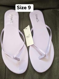 New women’s light purple sandals size 9