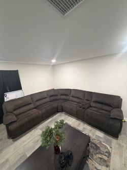 Large Reclining Sectional Sofa w/ Console & Power Controls