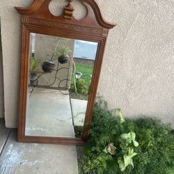 Selling a vintage hanging mirror “Pulaski” furniture