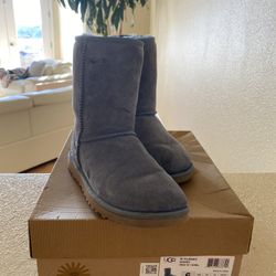 Women Ugg Classic Short Boots, Size 6