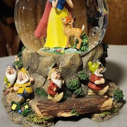 Snow white and the seven dwarfs snow globe