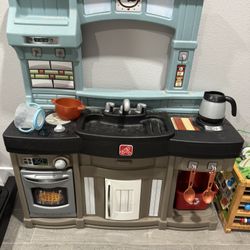 Step 2 Play Kitchen With Lots Of Play Food