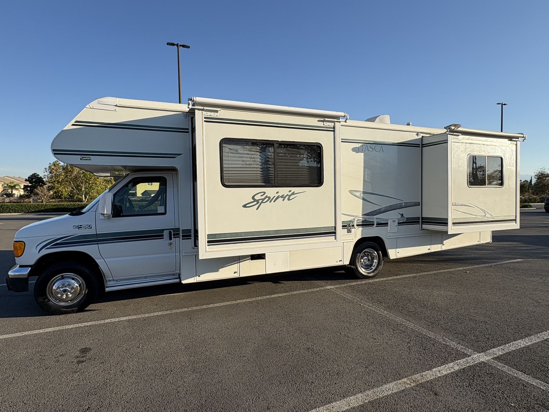 2005 itasca  class C motorhome 2 slide outs  15k original miles 