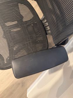 Ergonomic mesh chair