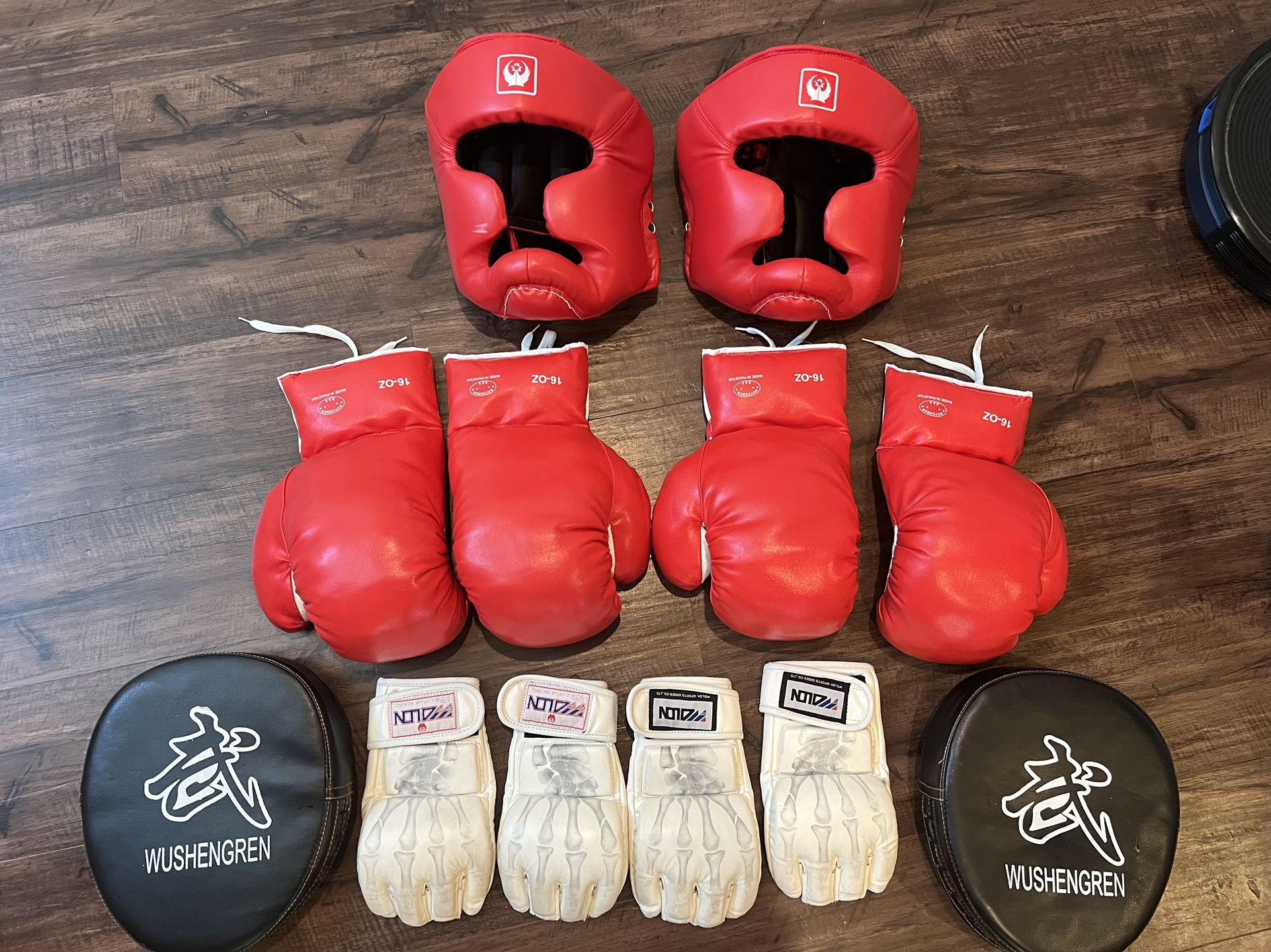 GLOVES , PUNCH MITTS, HEADGEAR Everything 