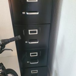 Like New REALSPACE metal 4 Draws Filling Cabinet With Key