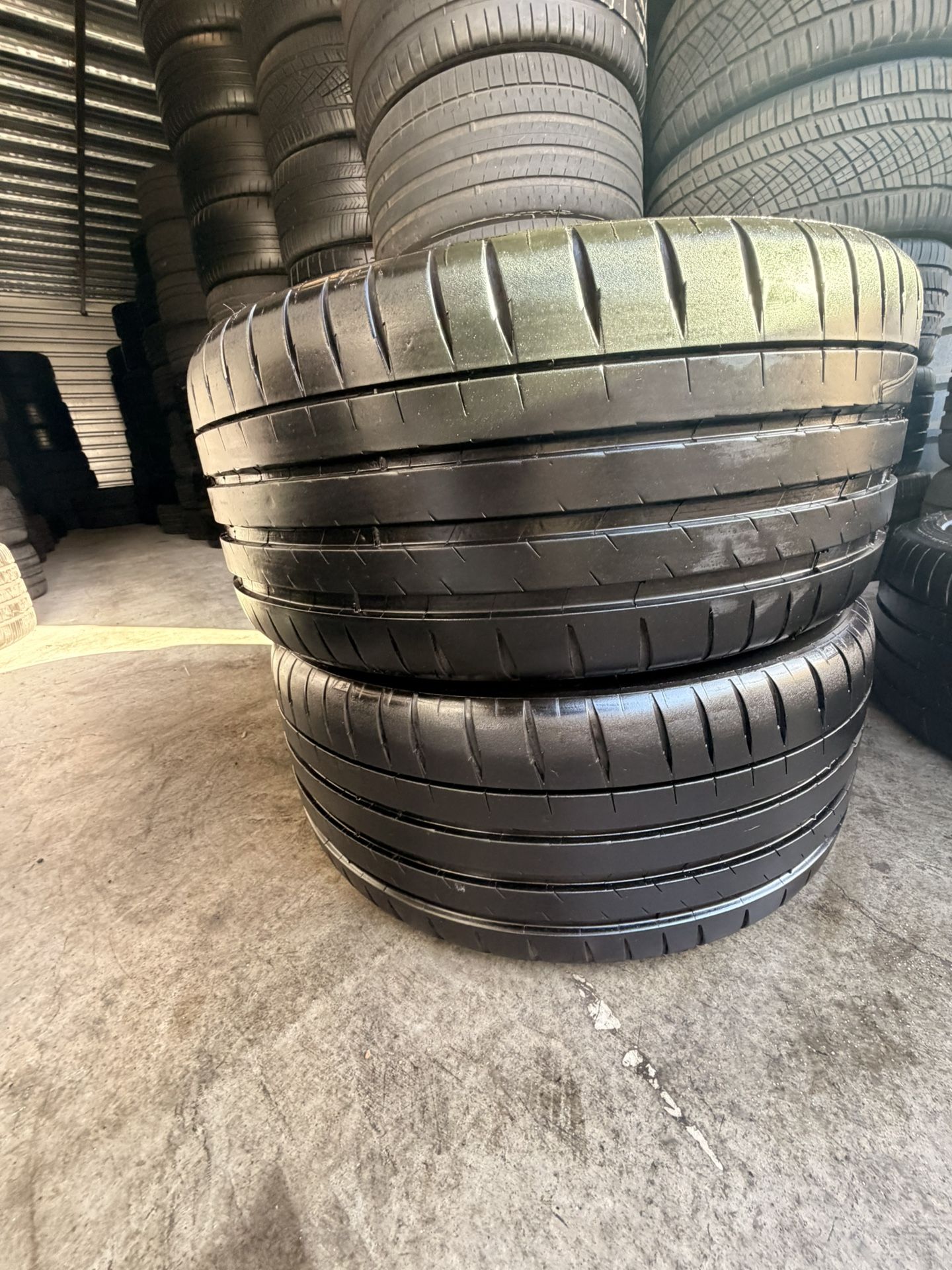 235/35/19 Michelin Pilot Sport 4s 90%+ Tread (2)