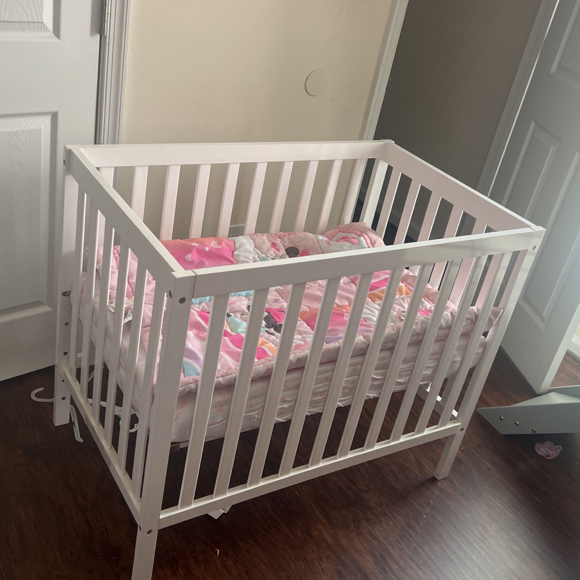 Greco Mini Crib With Mattress 