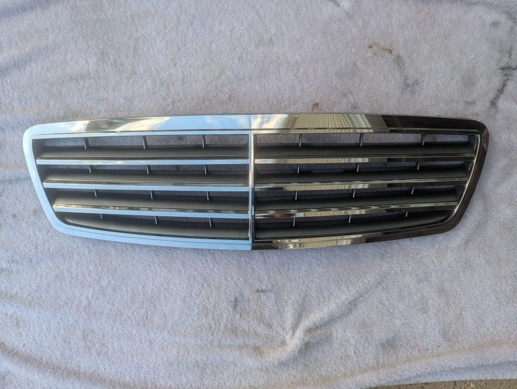 2005 2006 2007 Mercedes-Benz C-Class Grille 203 Type Sedan C280 Upper