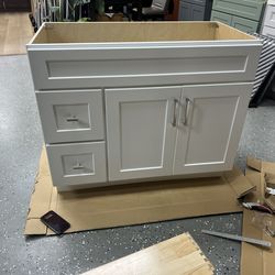42-inch vanity vanity with drawers (left or right optional) made of solid wood.