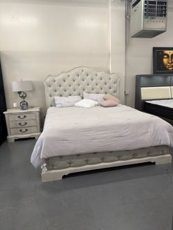 Pretty Tuft Bed - Matching Nightstand - Queen OR King 👑