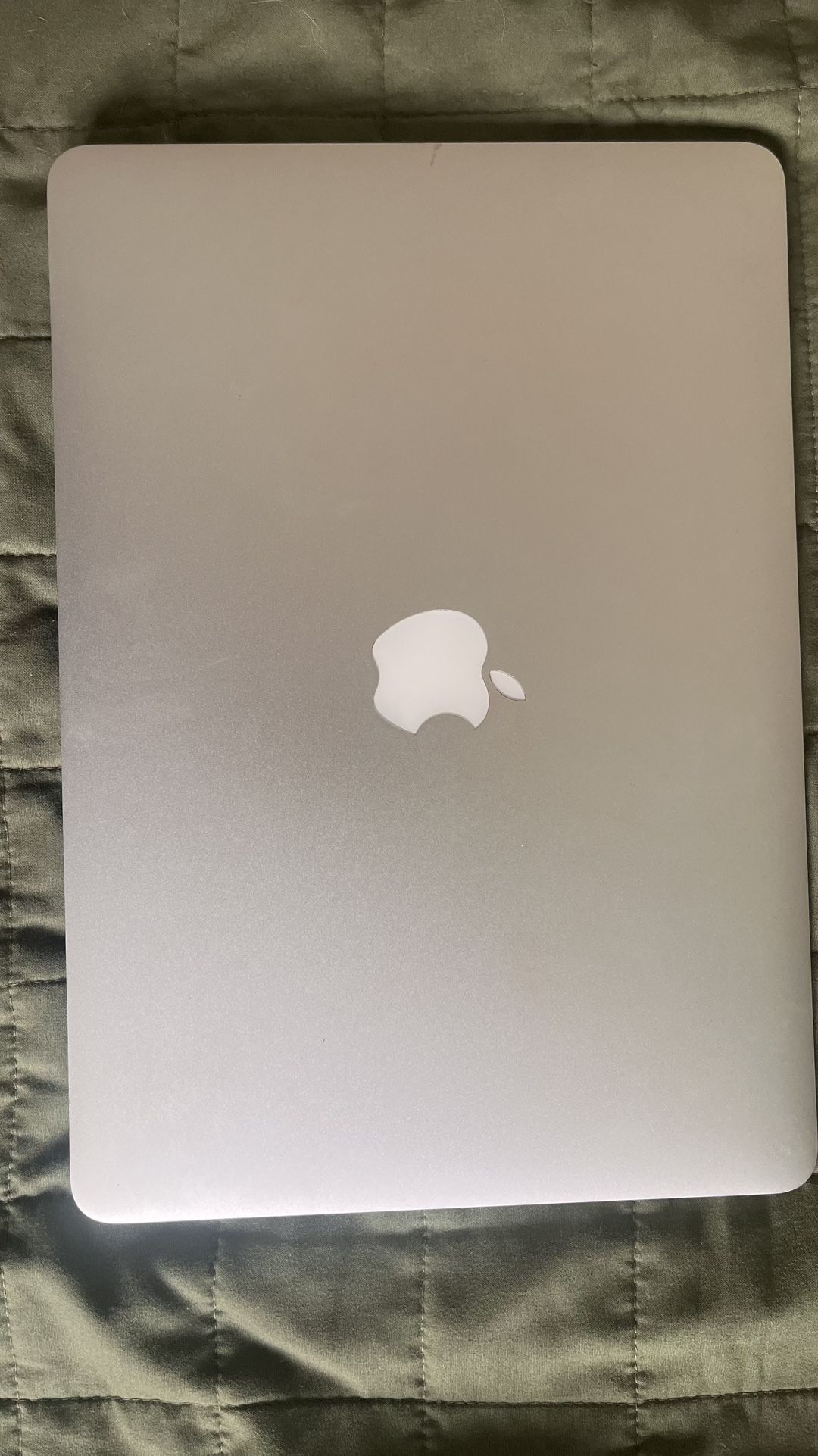 Silver MacBook Air 2012 13 inch