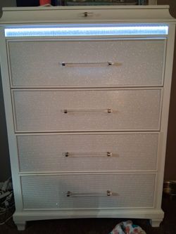 White Glitter 4-Drawer Dresser with LED Light