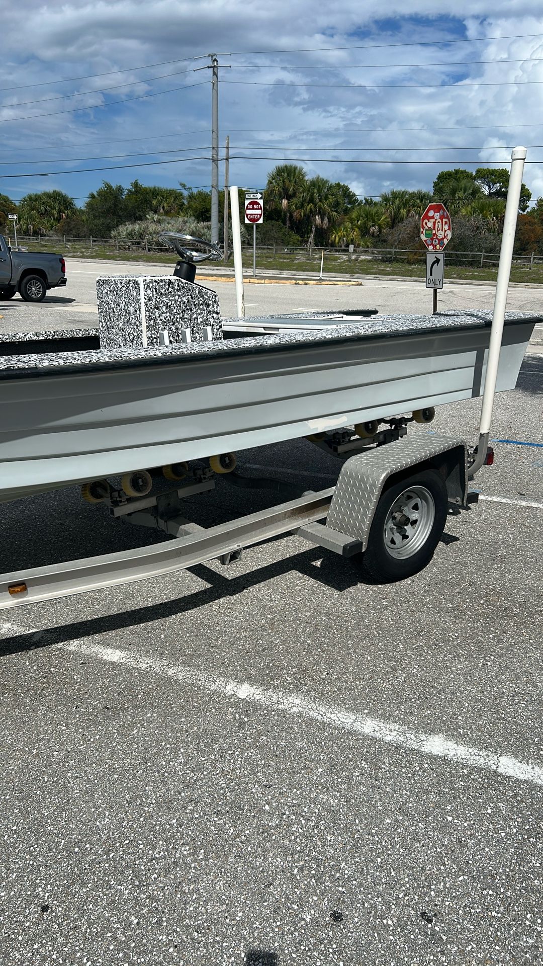 HEWES Flats, Boat With Outboard