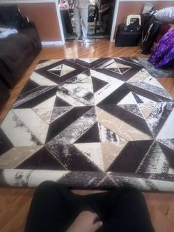 Modern Geometric Area Rug – Large, Excellent Condition