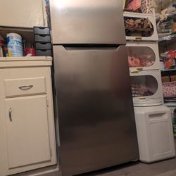 Insignia Top Freezer Refrigerator - Model NS-RTM10SS2