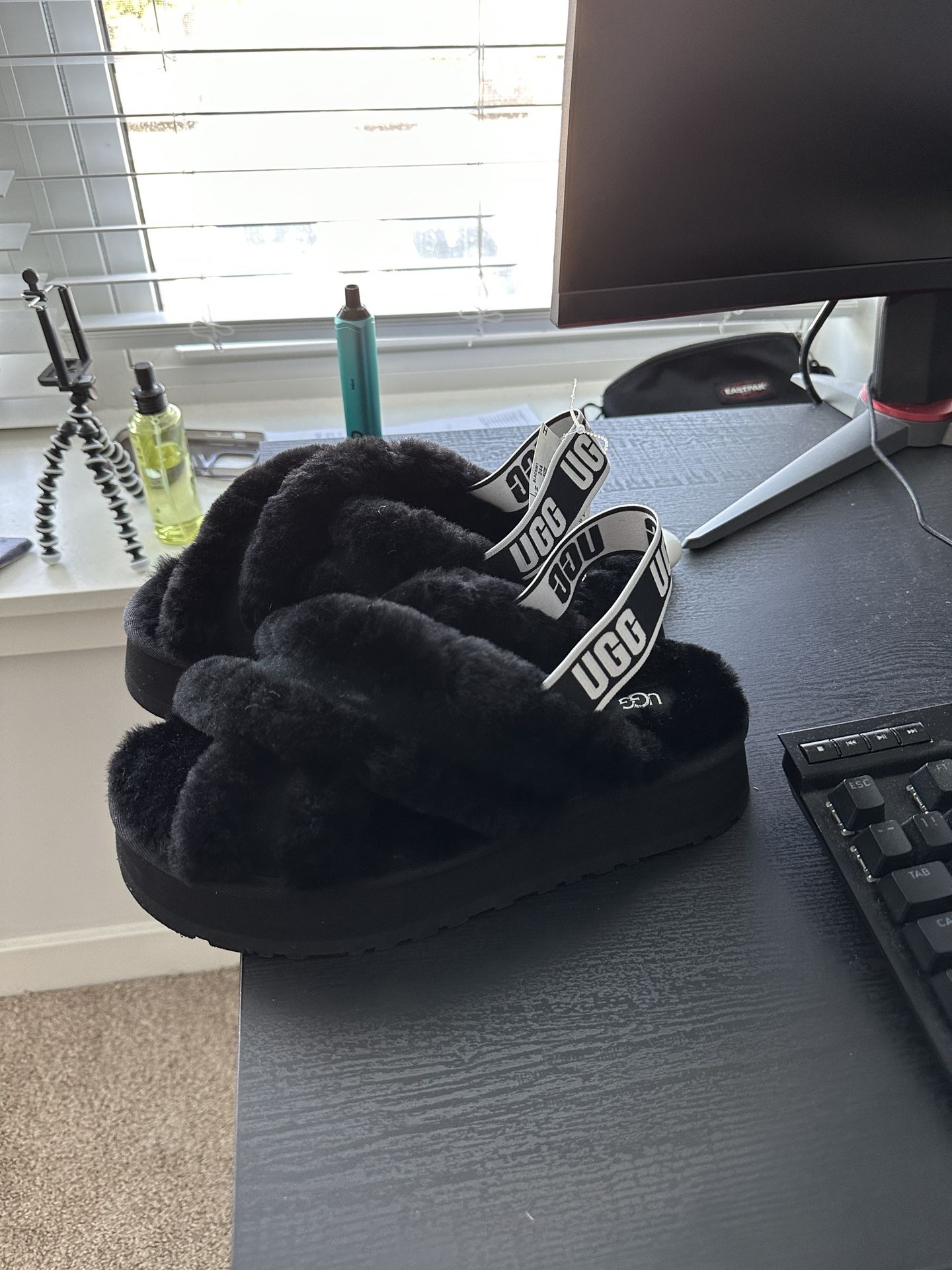 UGG Fluffy Slides Black Size 9