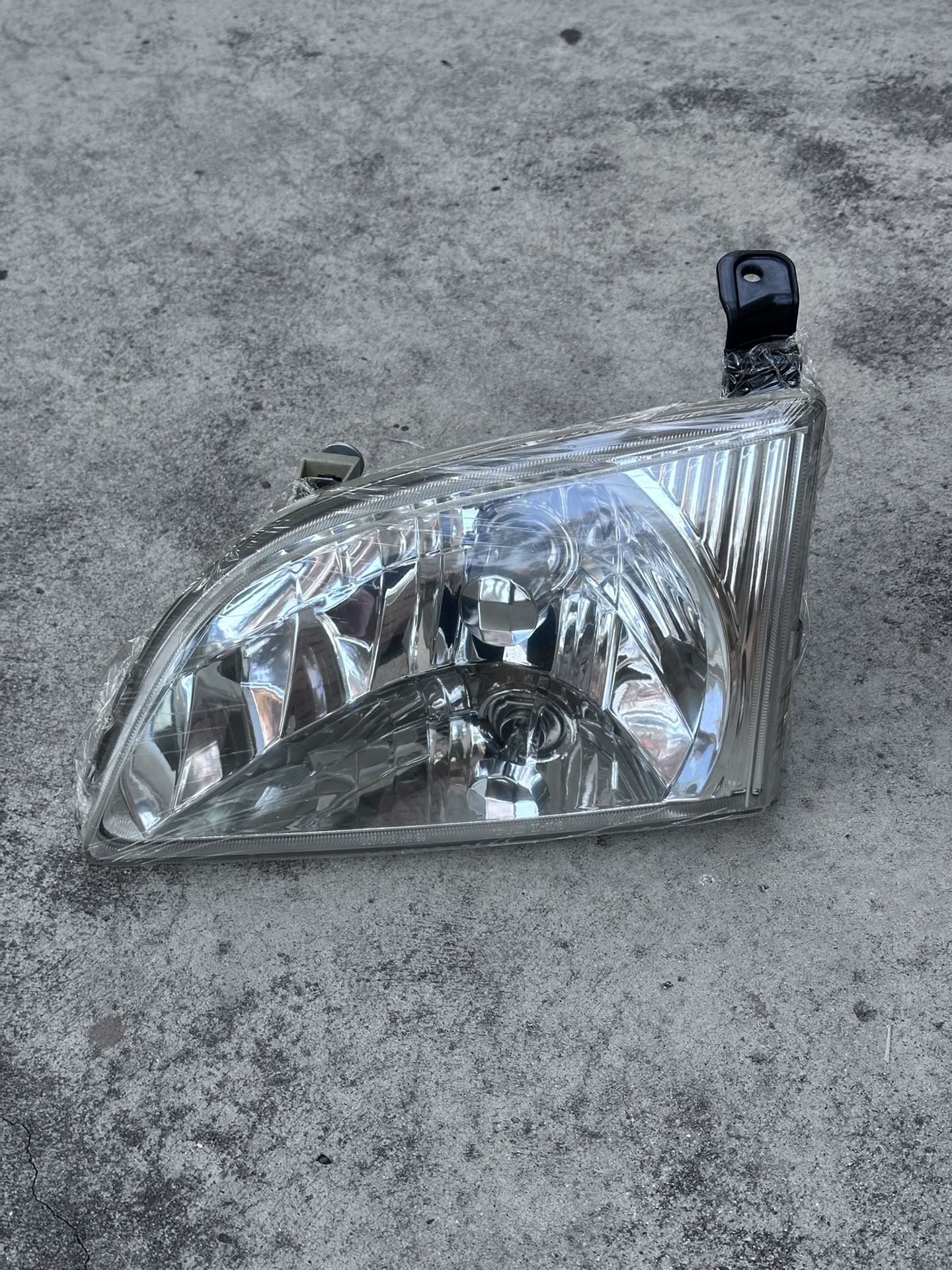 2001-2002 Toyota Sienna Left Headlight Assembly New