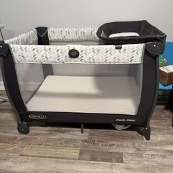 Graco Play Pen With Canopy 