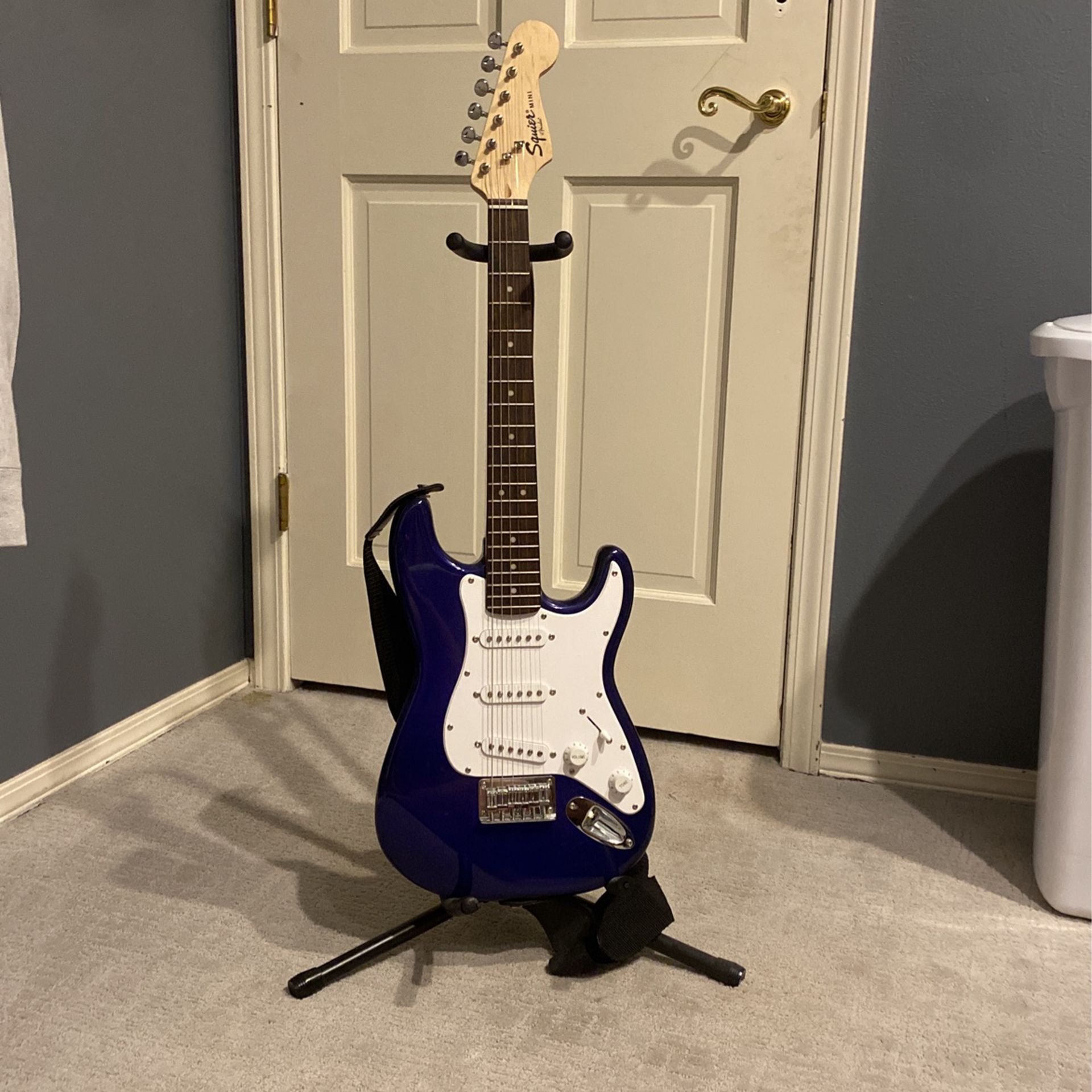 LIKE NEW Squire Mini by fender
