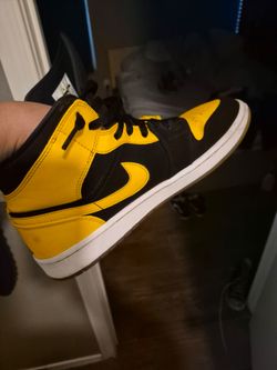 Nike Air Jordan 1 Mid Black Yellow Sneaker