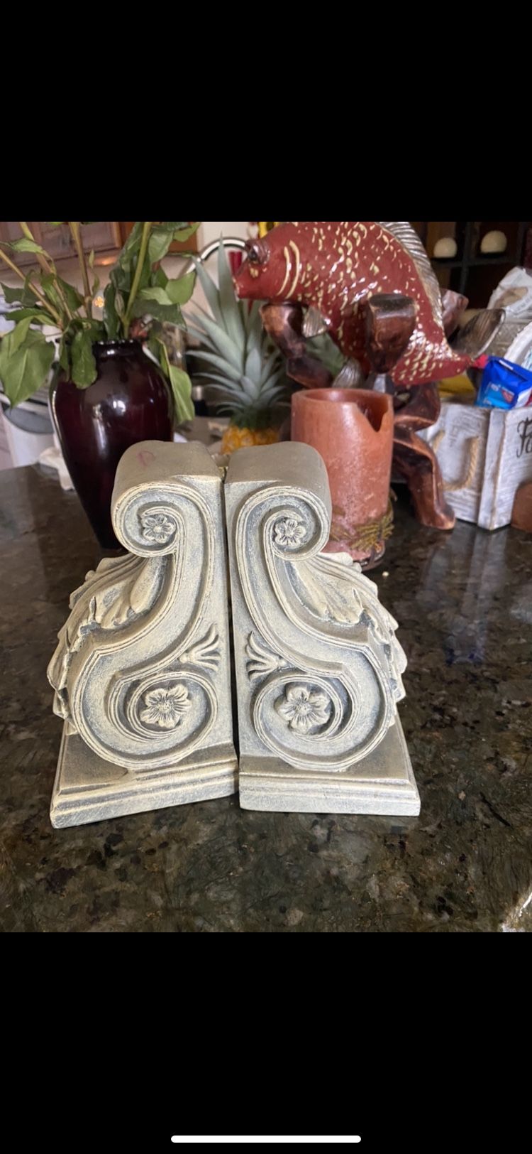 Bookends, shell, necklace, Hall Pedestal Mugs