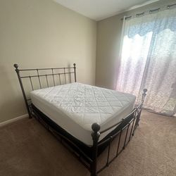 Queen Bed Wit Mattress And Frame 