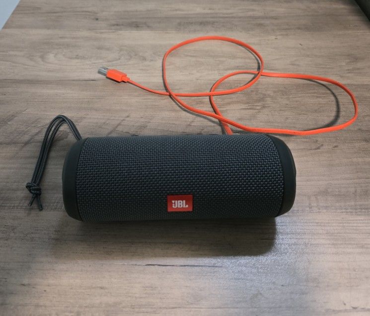 JBL Flip 3 Splashproof Portable Bluetooth Speaker