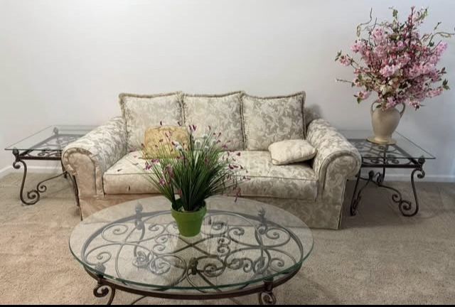 Beautiful Couch In Like New Condition (Free Delivery)