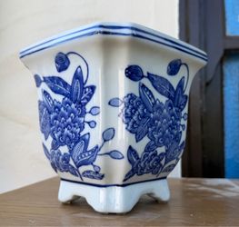 Porcelain pot and vases