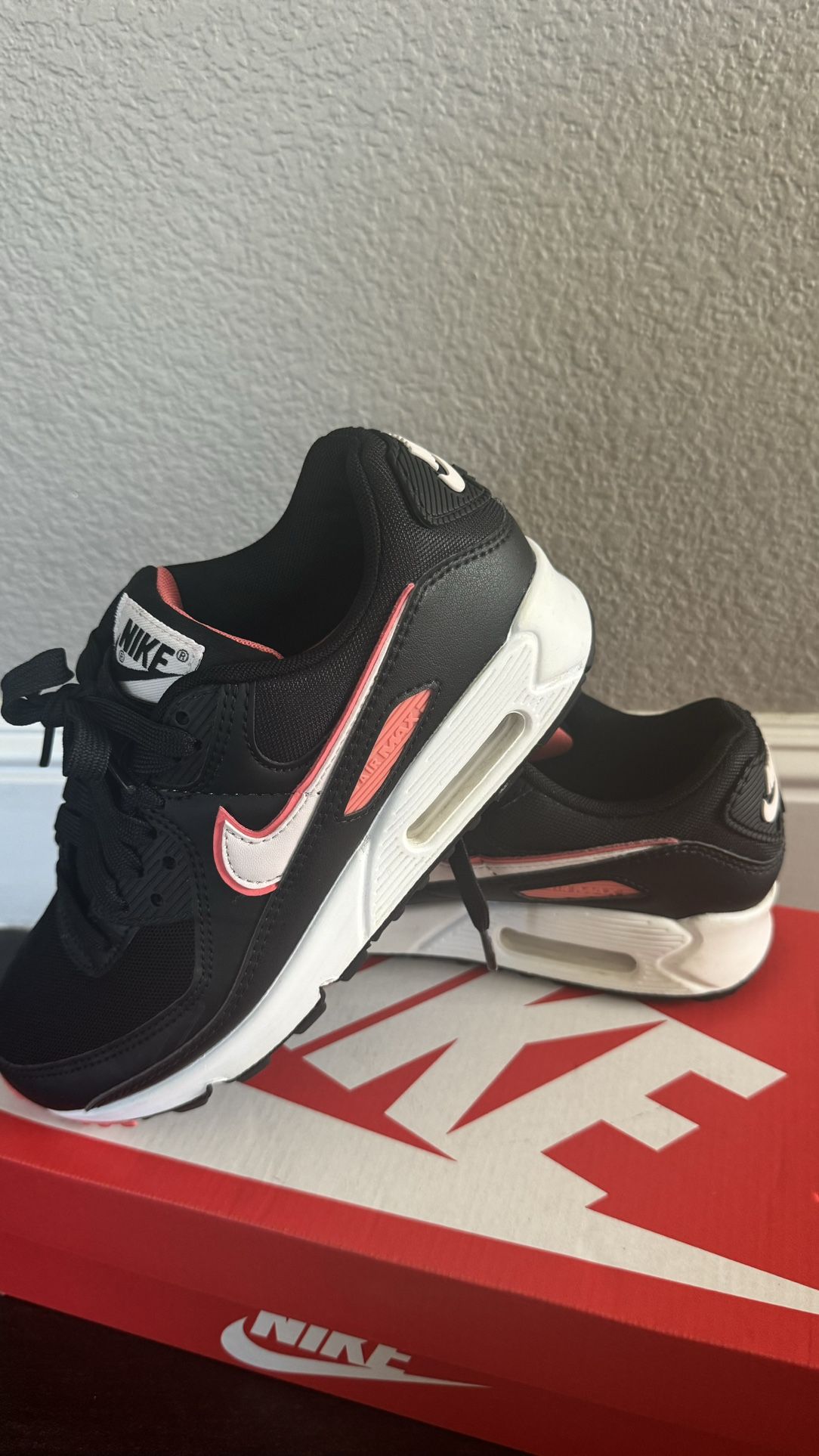 Women's Nike Air Max Dia Size Retail Value $120 Tax