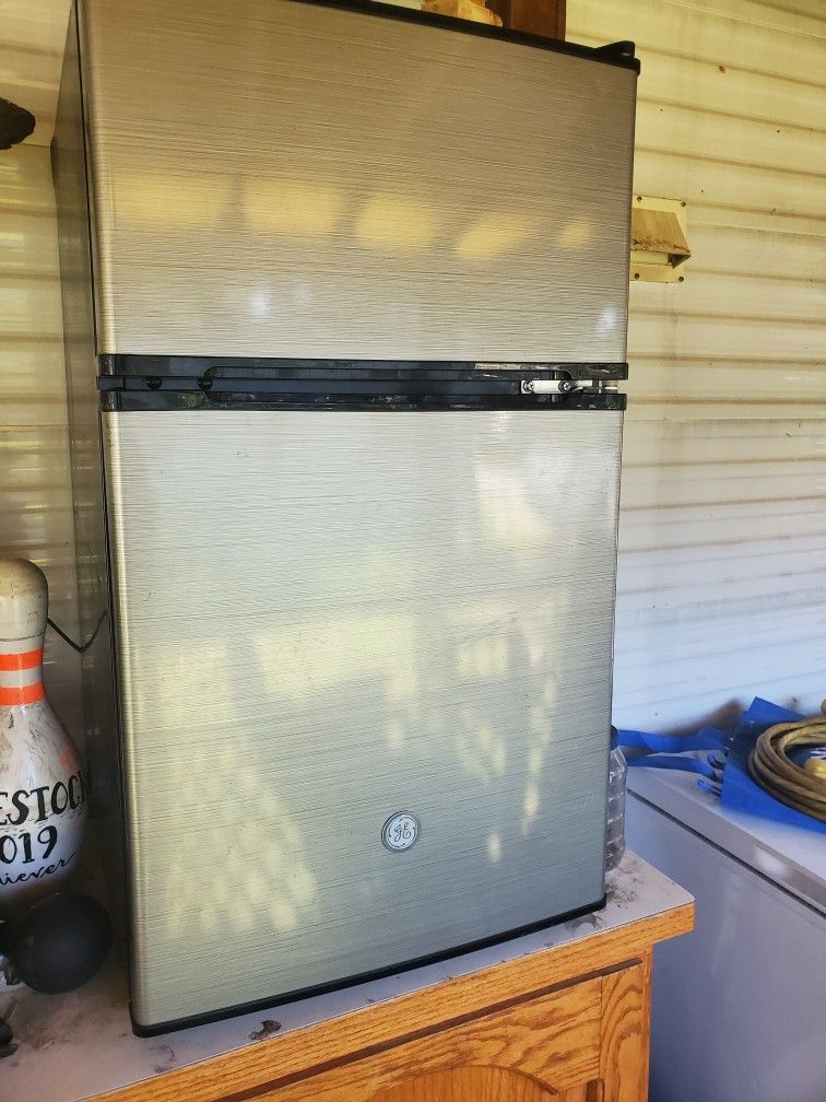 Small Fridge/freezer Excellent Condition