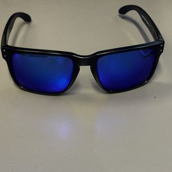 Oakley Holbrook XL Sunglasses – OO9 | Matte Black Frame | Blue Mirror Lenses | USA Assembled | Like New Price: $[Your Price]  Overview Up for 